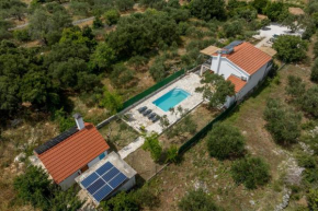 House Forest Green - secluded with swimming pool